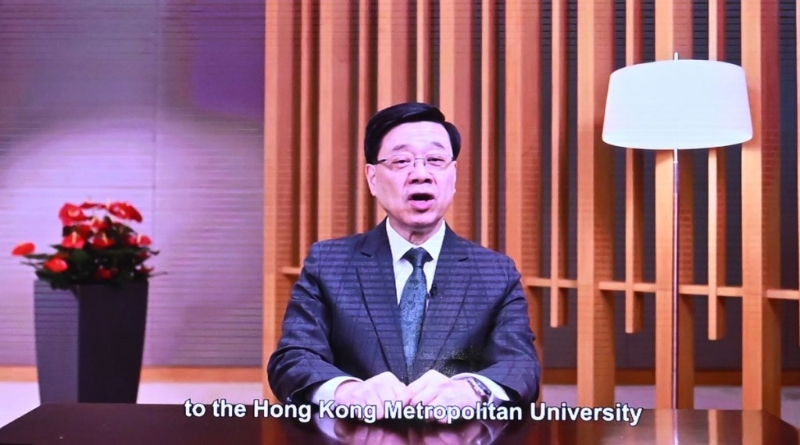 行政长官兼都大校监李家超发表视像致辞,指都大已发展为全面的综合型大学。 行政长官兼都大校监李家超发表视像致辞,指都大已发展为全面的综合型大学。