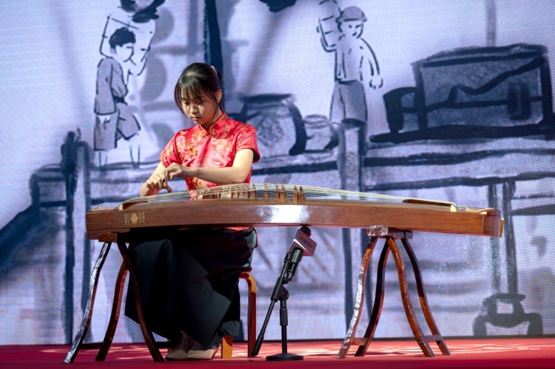 由校友演奏、结合学生制作的动画《战台 风》古筝表演。 由校友演奏、结合学生制作的动画《战台 风》古筝表演。