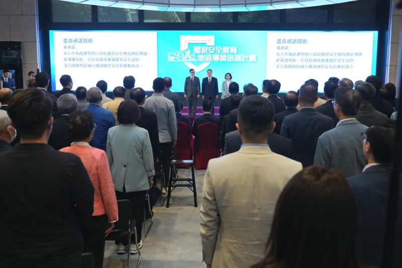 完成培训的导师即场宣读「尽责承诺声明」。 完成培训的导师即场宣读「尽责承诺声明」。