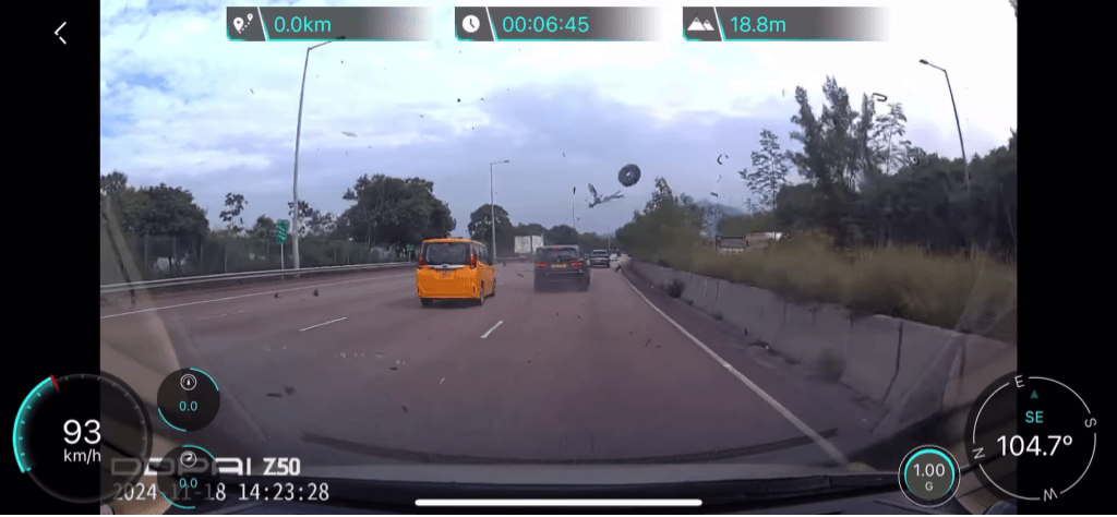 宝马躲避不及捱撞,登时满地残骸。 宝马躲避不及捱撞,登时满地残骸。