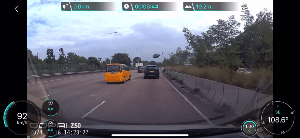 突然有一车轮从对面线飞至 突然有一车轮从对面线飞至