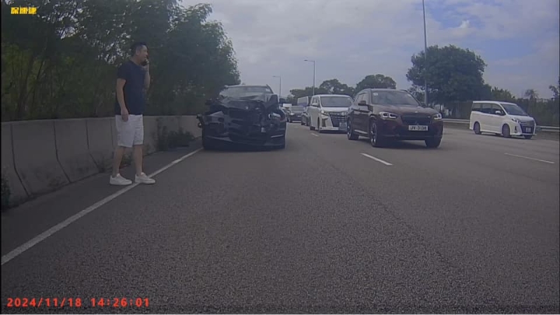 宝马车头严重受损,司机下车查看 宝马车头严重受损,司机下车查看