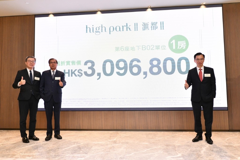 由泛海国际发展的元朗洪水桥大型住宅新盘滙都II 今日推出首批单位,涉及81伙,户型涵盖1房及3房间隔,面积介乎299至535方呎,折实平均呎价10,418元,折实入场费309.68万元,最低折实呎价9,528元。 由泛海国际发展的元朗洪水桥大型住宅新盘滙都II 今日推出首批单位,涉及81伙,户型涵盖1房及3房间隔,面积介乎299至535方呎,折实平均呎价10,418元,折实入场费309.68万元,最低折实呎价9,528元。