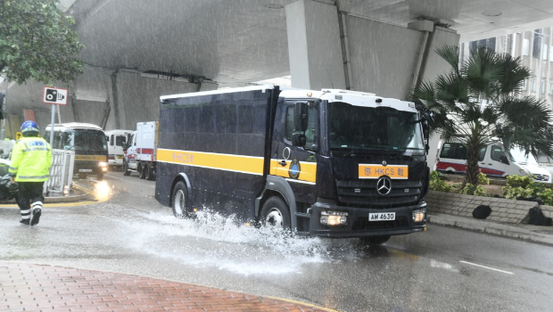 黎智英被囚车送抵法院,今日开始自辩。 黎智英被囚车送抵法院,今日开始自辩。