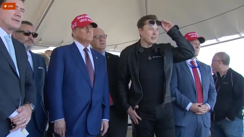 当地时间11月19日,美国太空探索技术公司(SpaceX)“星舰”超重型火箭进行第六次发射,特朗普和SpaceX首席执行官马斯克现身发射现场。 当地时间11月19日,美国太空探索技术公司(SpaceX)“星舰”超重型火箭进行第六次发射,特朗普和SpaceX首席执行官马斯克现身发射现场。