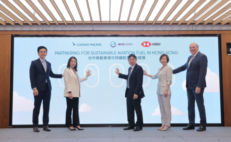 滙丰香港、国泰航空及怡斯莱日前就可持续航空燃油,达成跨界别合作。运输及物流局局长林世雄、港投公司行政总裁陈家齐、滙丰香港区行政总裁林慧虹、国泰集团行政总裁林绍波,以及怡斯莱执行主席马蒂.利埃沃宁(Matti Lievonen)共同主持合作启动仪式。 滙丰香港、国泰航空及怡斯莱日前就可持续航空燃油,达成跨界别合作。运输及物流局局长林世雄、港投公司行政总裁陈家齐、滙丰香港区行政总裁林慧虹、国泰集团行政总裁林绍波,以及怡斯莱执行主席马蒂.利埃沃宁(Matti Lievonen)共同主持合作启动仪式。