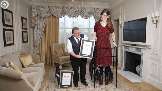 Rumeysa Gelgi与Jyoti Amge见面。 Rumeysa Gelgi与Jyoti Amge见面。