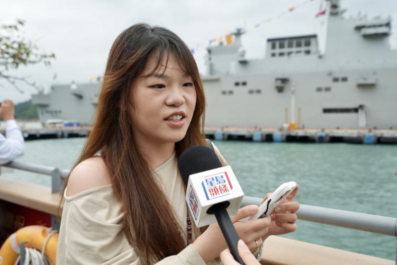 来自河南洛阳的刘小姐由旺角搭巴士来到一睹风采。 来自河南洛阳的刘小姐由旺角搭巴士来到一睹风采。