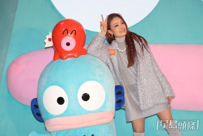 容祖儿失声后,从江门回港,首度现身出席活动。 容祖儿失声后,从江门回港,首度现身出席活动。