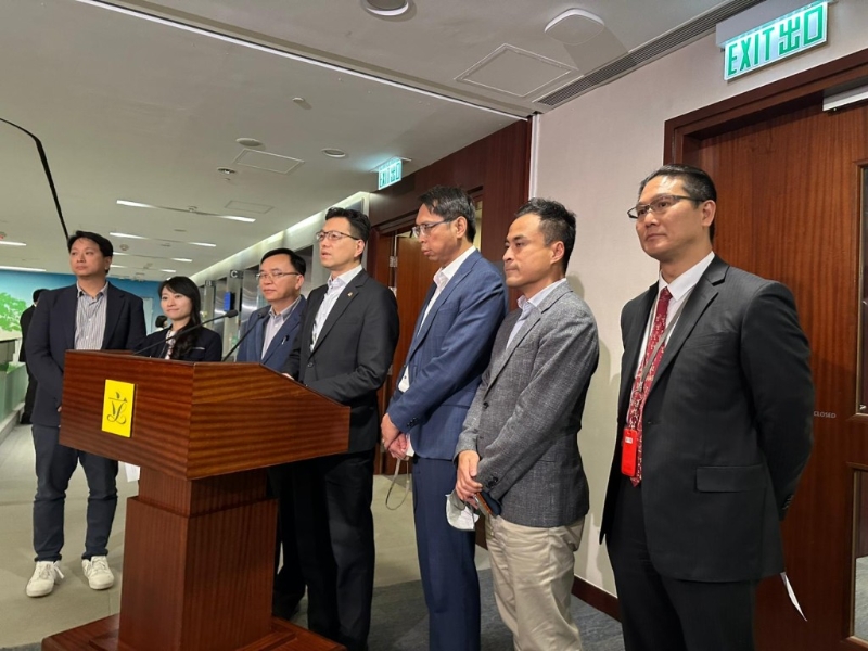 工联会会长吴秋北(左三)。 工联会会长吴秋北(左三)。