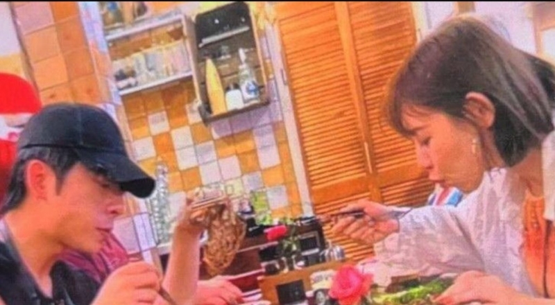 林明祯早前与MIRROR成员Edan吕爵安,在欧洲被撞破一起食饭为恋情掀开序幕。 林明祯早前与MIRROR成员Edan吕爵安,在欧洲被撞破一起食饭为恋情掀开序幕。