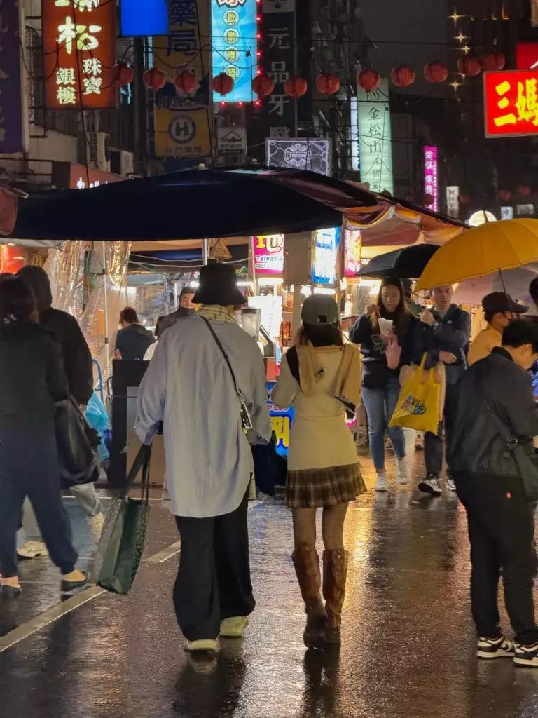 有网民近日在threads拍了几张疑似是吕爵安与林明祯在台湾夜市的照片,并留言..“见到Edan同林明祯 打唔打招呼好? 但怕阻到人哋”。 有网民近日在threads拍了几张疑似是吕爵安与林明祯在台湾夜市的照片,并留言..“见到Edan同林明祯 打唔打招呼好? 但怕阻到人哋”。