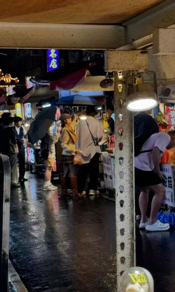 另一张见到女方侧面,与林明祯的轮廓身形均极度相似,更见她为正付钱的男方撑伞。 另一张见到女方侧面,与林明祯的轮廓身形均极度相似,更见她为正付钱的男方撑伞。