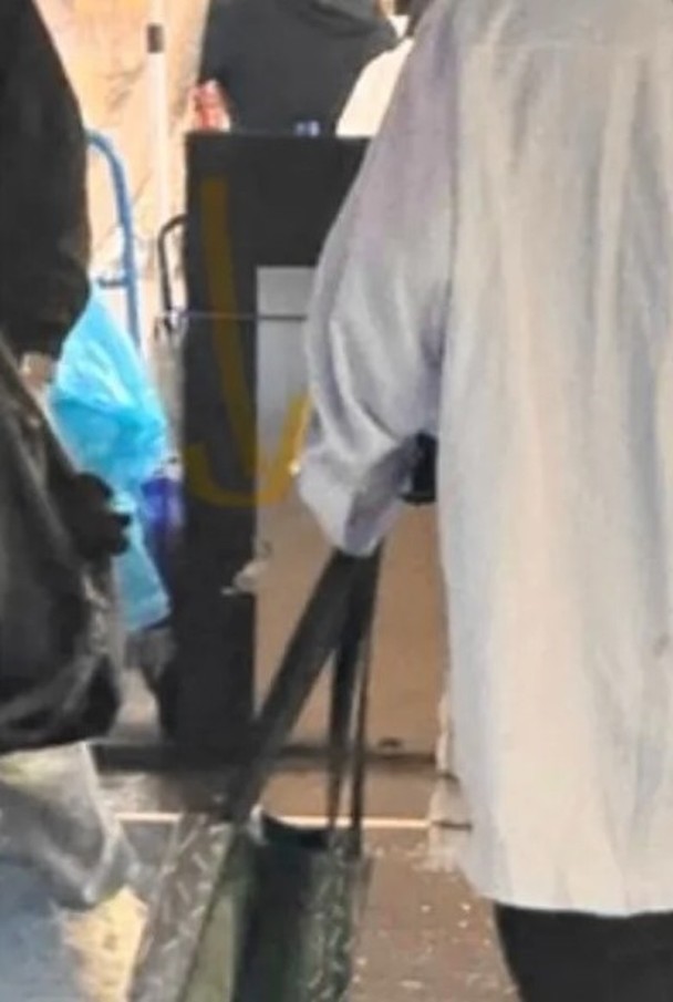 有网民质疑真伪,但有网民却找出吕爵安平日的穿着打扮作对比。 有网民质疑真伪,但有网民却找出吕爵安平日的穿着打扮作对比。