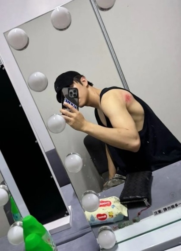 网民发现男方银包上的玉坠吊饰,之前吕爵安曾经贴出照片。 网民发现男方银包上的玉坠吊饰,之前吕爵安曾经贴出照片。