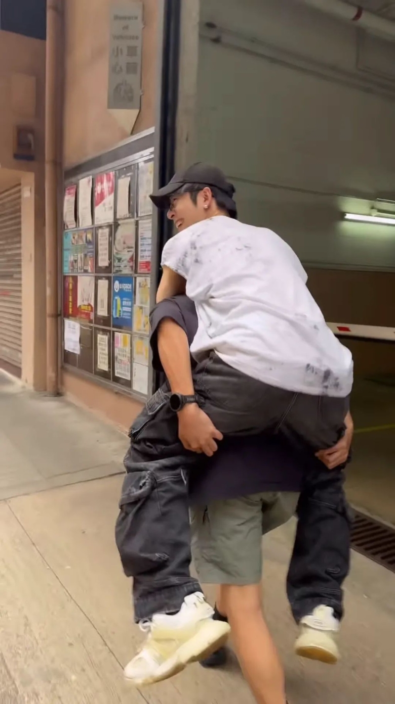 在台湾游夜市男士的球鞋,吕爵安都有一对。1 在台湾游夜市男士的球鞋,吕爵安都有一对。1