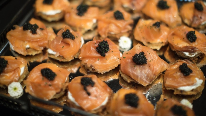 油脂丰富的鱼类通常富含Omega-3脂肪酸,有助于改善神经元功能。 油脂丰富的鱼类通常富含Omega-3脂肪酸,有助于改善神经元功能。