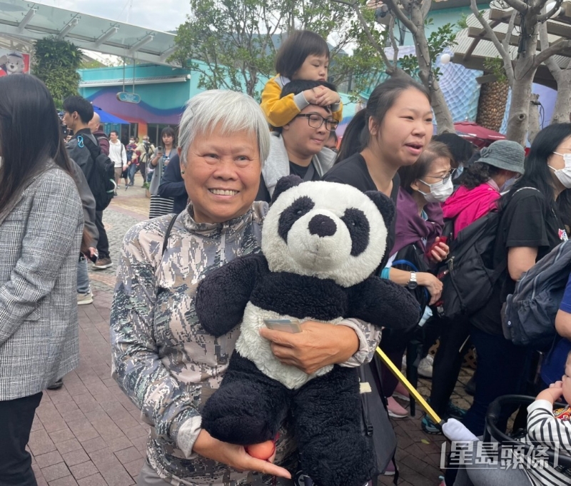 75岁的罗女士今日特意带一只熊猫公仔入场。 75岁的罗女士今日特意带一只熊猫公仔入场。