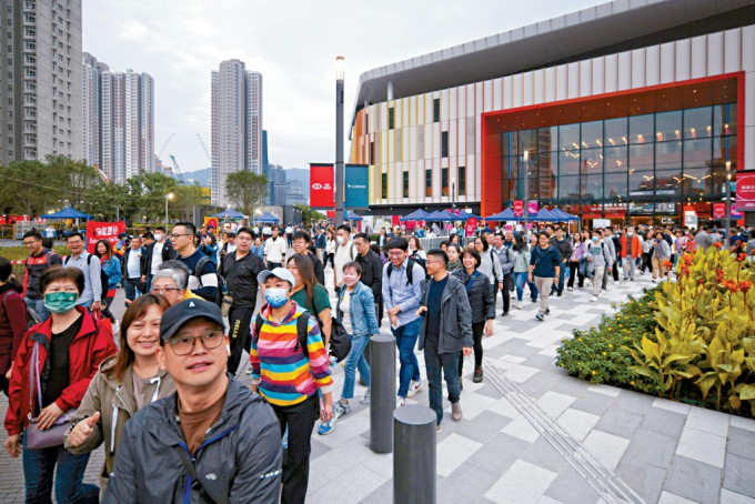 启德体育园昨日举行第3次演练,动员4500名公务员及500名社区人士参与,过程十分畅顺。 启德体育园昨日举行第3次演练,动员4500名公务员及500名社区人士参与,过程十分畅顺。