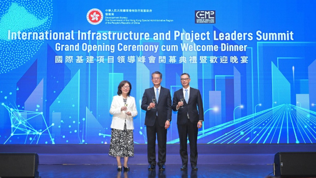 财政司司长陈茂波(中)、发展局局长甯汉豪(左)及发展局常任秘书长(工务)刘俊杰(右)于峰会开幕礼上。 财政司司长陈茂波(中)、发展局局长甯汉豪(左)及发展局常任秘书长(工务)刘俊杰(右)于峰会开幕礼上。