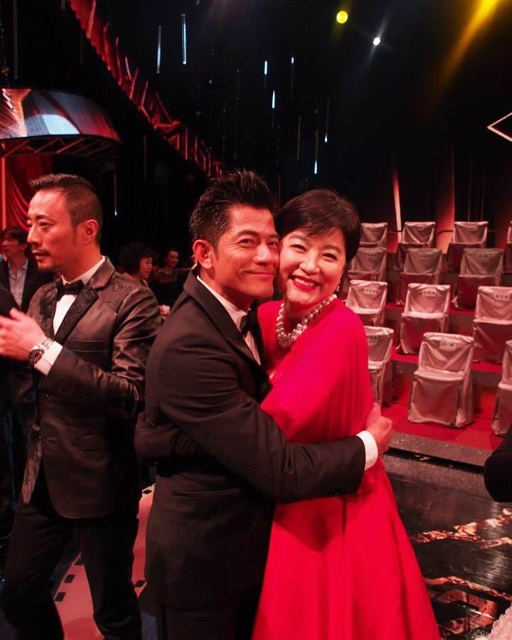 郭富城紧抱林青霞合照。 郭富城紧抱林青霞合照。