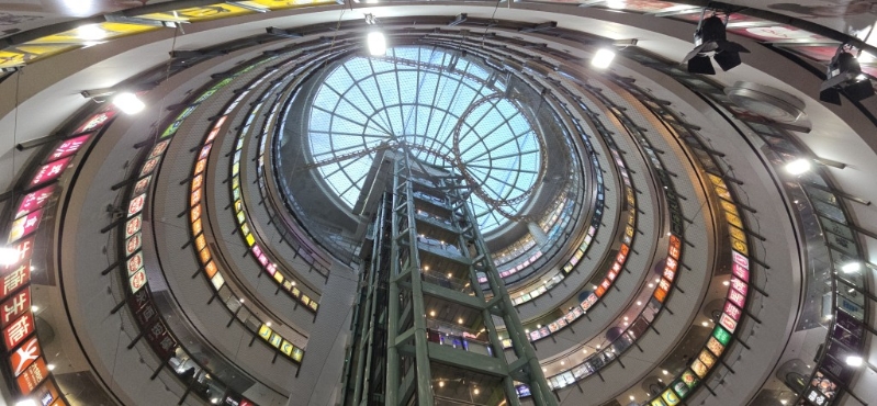 天龙过山车为全港唯一室内过山车。