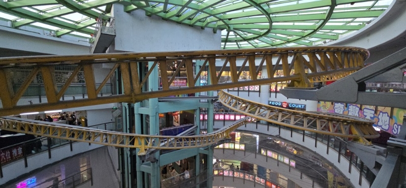 过山车围绕商场八、九楼中庭空间运行。