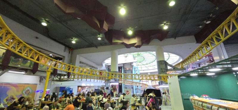 过山车部分路段在溜泳场及顾客用餐区上方。