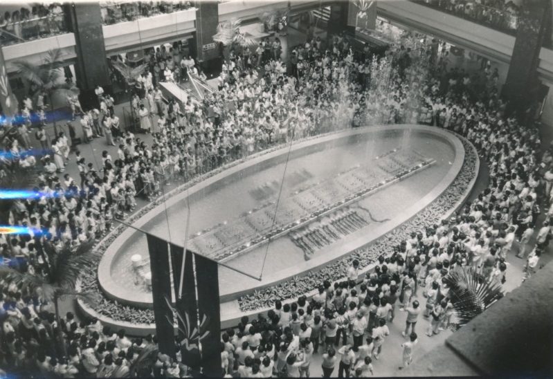 音乐喷泉每次表演都吸引大量途人围观。