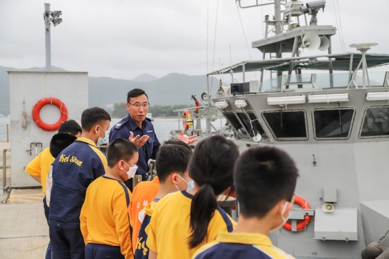 除了在海上执法，警长薛鸣涛亦曾向学生讲解水警工作和水警轮设备。
