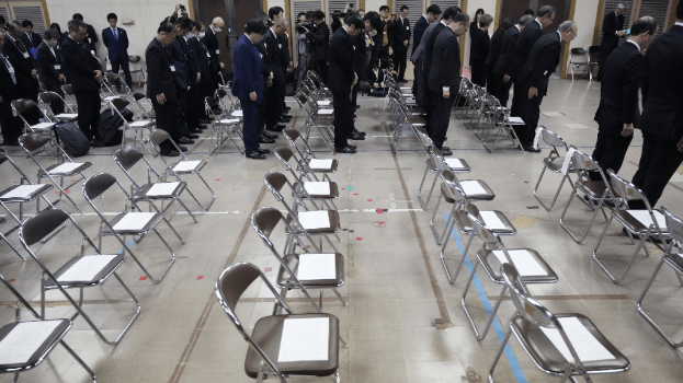 日本佐渡金山强征劳工悼念仪式上,韩方坐席空无一人。(美联社) 日本佐渡金山强征劳工悼念仪式上,韩方坐席空无一人。(美联社)