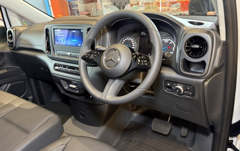 奔驰Mercedes-Benz全新纯电eVito全个驾驶舱设备升级,包括全新多功能轻触式軚盘。 奔驰Mercedes-Benz全新纯电eVito全个驾驶舱设备升级,包括全新多功能轻触式軚盘。