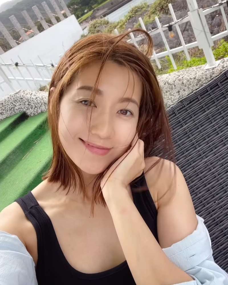 陈自瑶轻轻托腮,露出甜美笑容时,重拾少女时代。 陈自瑶轻轻托腮,露出甜美笑容时,重拾少女时代。