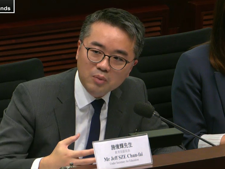 对于当局检讨资助大学「本地学生」的定义,施俊辉表示正就不同因素作「通盘考虑」,考虑不同方案可行性后再作决定。 对于当局检讨资助大学「本地学生」的定义,施俊辉表示正就不同因素作「通盘考虑」,考虑不同方案可行性后再作决定。