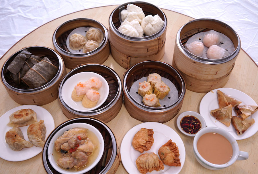 有本地餐厅为穆斯林提供清真认证的粤式点心。 有本地餐厅为穆斯林提供清真认证的粤式点心。