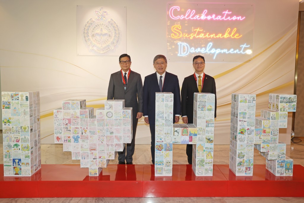 图为三人在会场打卡位前留影 图为三人在会场打卡位前留影