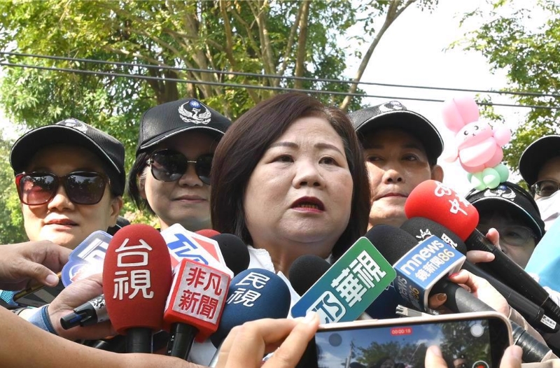 “劳动部前部长”许铭春(中)。 “劳动部前部长”许铭春(中)。