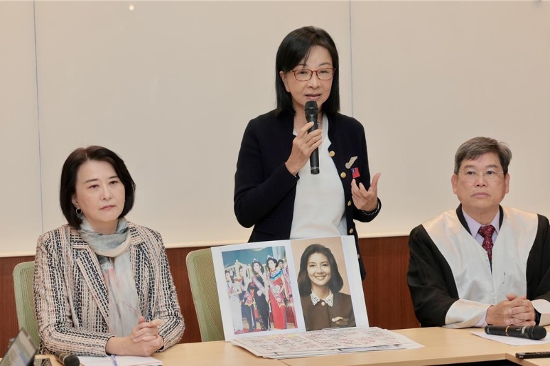 前中国小姐张淑娟(中)27日在立委王鸿薇(左)、委任律师吴汉成(右)陪同下,到立法院现身说法,呼吁媒体人周玉蔻应到牢里悔过。 前中国小姐张淑娟(中)27日在立委王鸿薇(左)、委任律师吴汉成(右)陪同下,到立法院现身说法,呼吁媒体人周玉蔻应到牢里悔过。