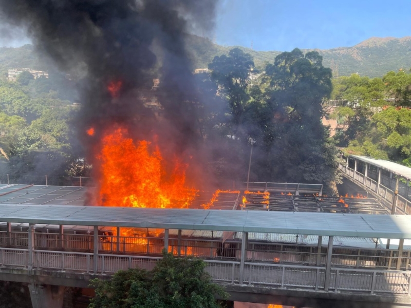 隔音屏障火势猛烈。读者提供