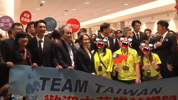 桃园机场接机动线安排遭抱怨，准备大合照时，还出现免税店员工挤进来蹭，混乱场面让网友傻眼。