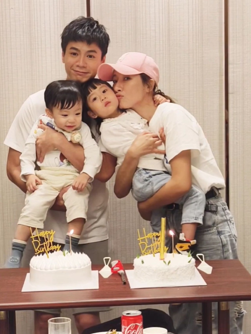 罗子溢一家四口好幸福。