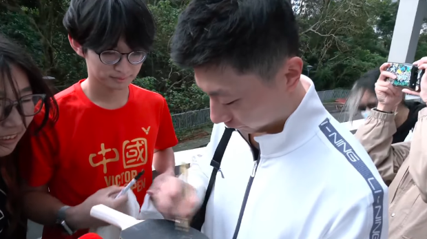 大陆乒乓球名将马龙28日随陆生团参访台湾政治大学,不少学生拿出球拍要签名。 大陆乒乓球名将马龙28日随陆生团参访台湾政治大学,不少学生拿出球拍要签名。