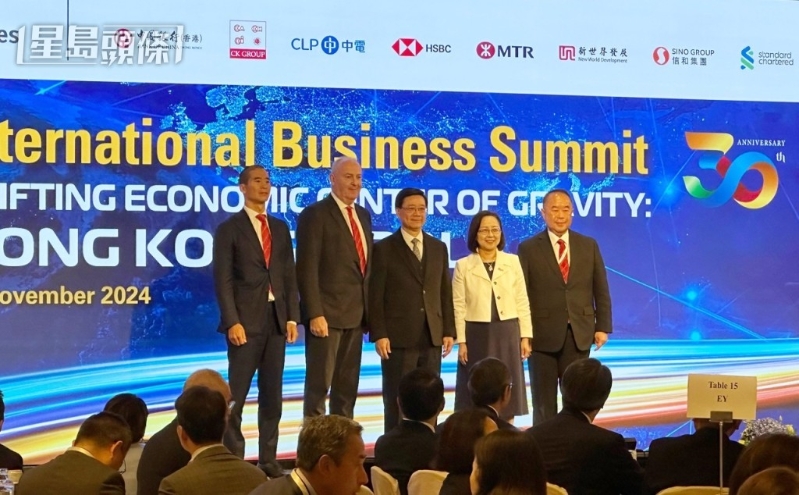 李家超(中)指香港是自由开放的多边贸易体系，已经做好充足准备加入RCEP。