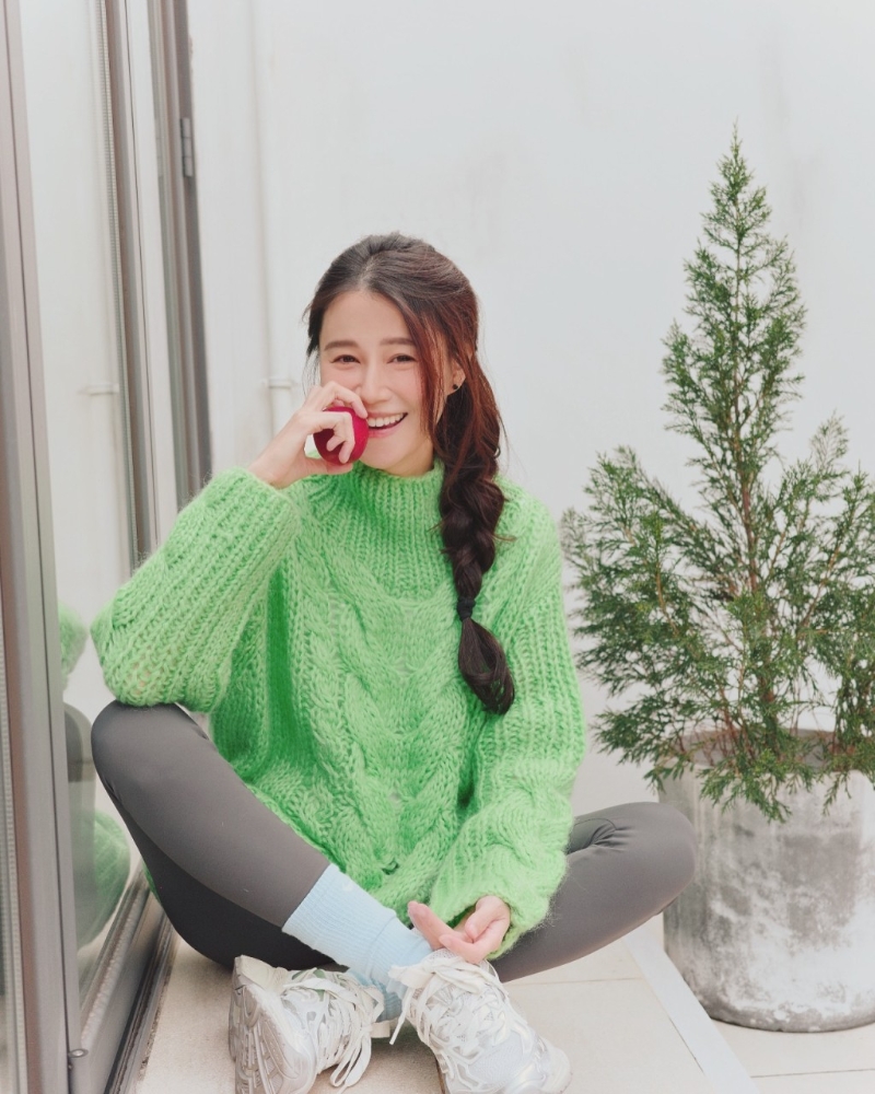 黄翠如穿上松身毛衣暂未见肚。 黄翠如穿上松身毛衣暂未见肚。