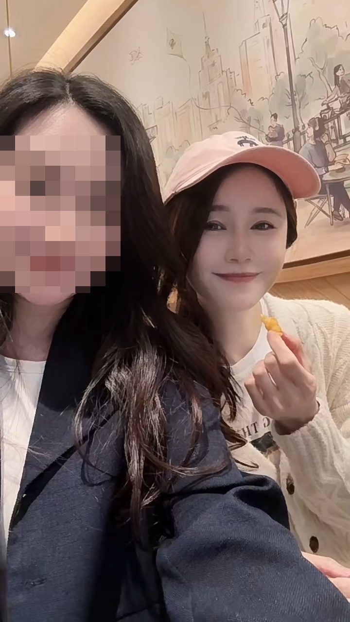 有网民昨日(27日)巧遇萧正楠黄翠如夫妇,因黄翠如未化妆而为她用上美颜拍照,但就被其他网民指令黄翠如变形。 有网民昨日(27日)巧遇萧正楠黄翠如夫妇,因黄翠如未化妆而为她用上美颜拍照,但就被其他网民指令黄翠如变形。