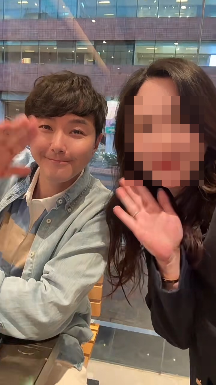 萧正楠都有合影,他面带笑容挥手。 萧正楠都有合影,他面带笑容挥手。