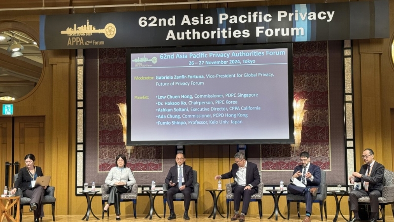 私隐专员钟丽玲(左二)在第六十二届亚太区私隐机构论坛中,参与了专题讨论。 私隐公署图片 私隐专员钟丽玲(左二)在第六十二届亚太区私隐机构论坛中,参与了专题讨论。 私隐公署图片
