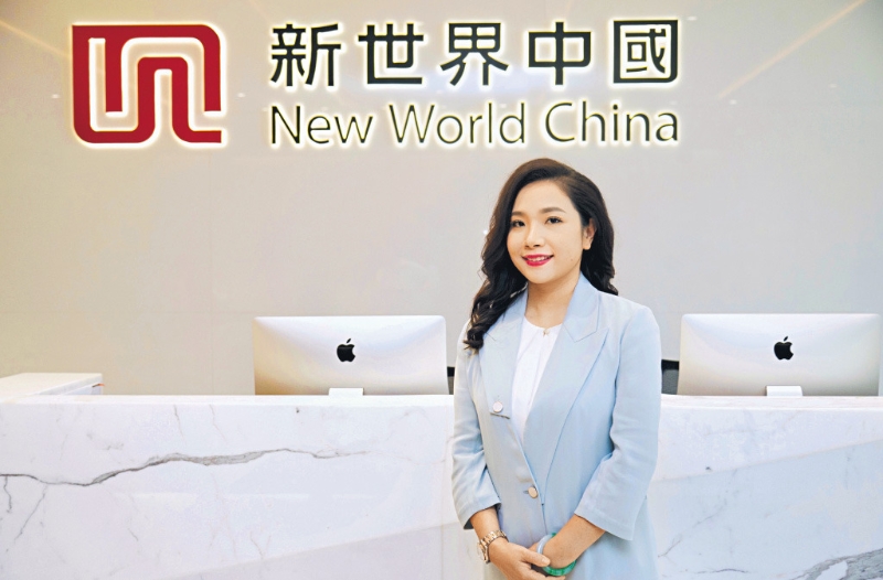 市传新世界中国地产行政总裁黄少媚将接任马绍祥。 市传新世界中国地产行政总裁黄少媚将接任马绍祥。