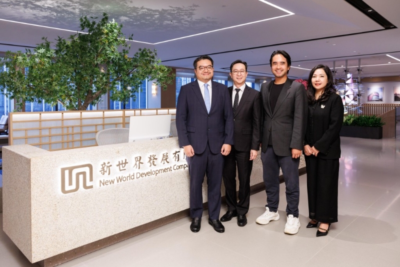 新世界行政总裁马绍祥(左二)据报将辞职,上任仅两个月。右二为新世界非执董郑志刚。右一为执董黄少媚。 新世界行政总裁马绍祥(左二)据报将辞职,上任仅两个月。右二为新世界非执董郑志刚。右一为执董黄少媚。