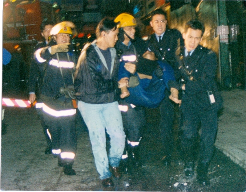 消防员与警员合力将重伤者急忙送院。资料图片 消防员与警员合力将重伤者急忙送院。资料图片